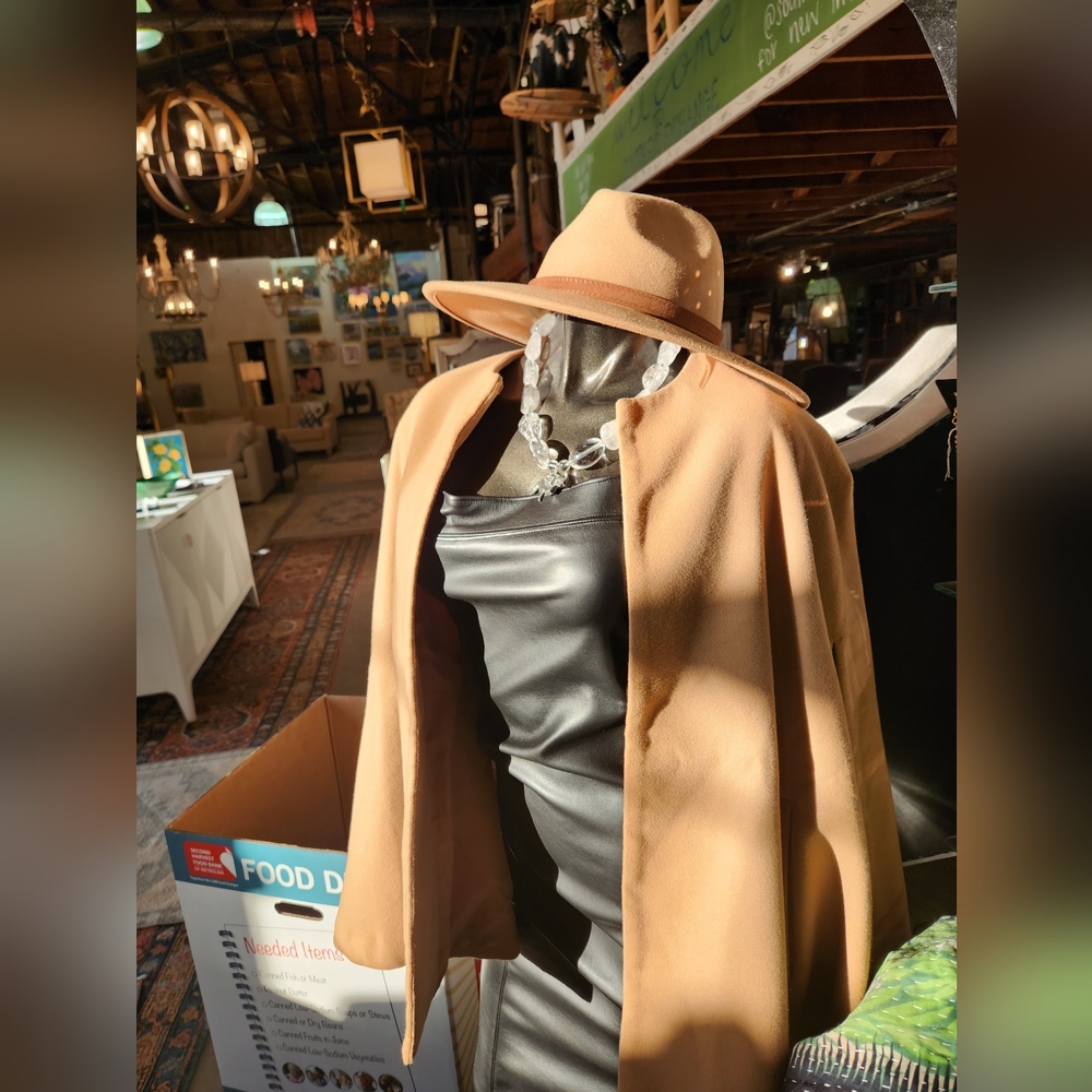 🤎Classic Camel Colored Cape with Pockets😍 Limited quantities available🤎 - Picture 2 of 16